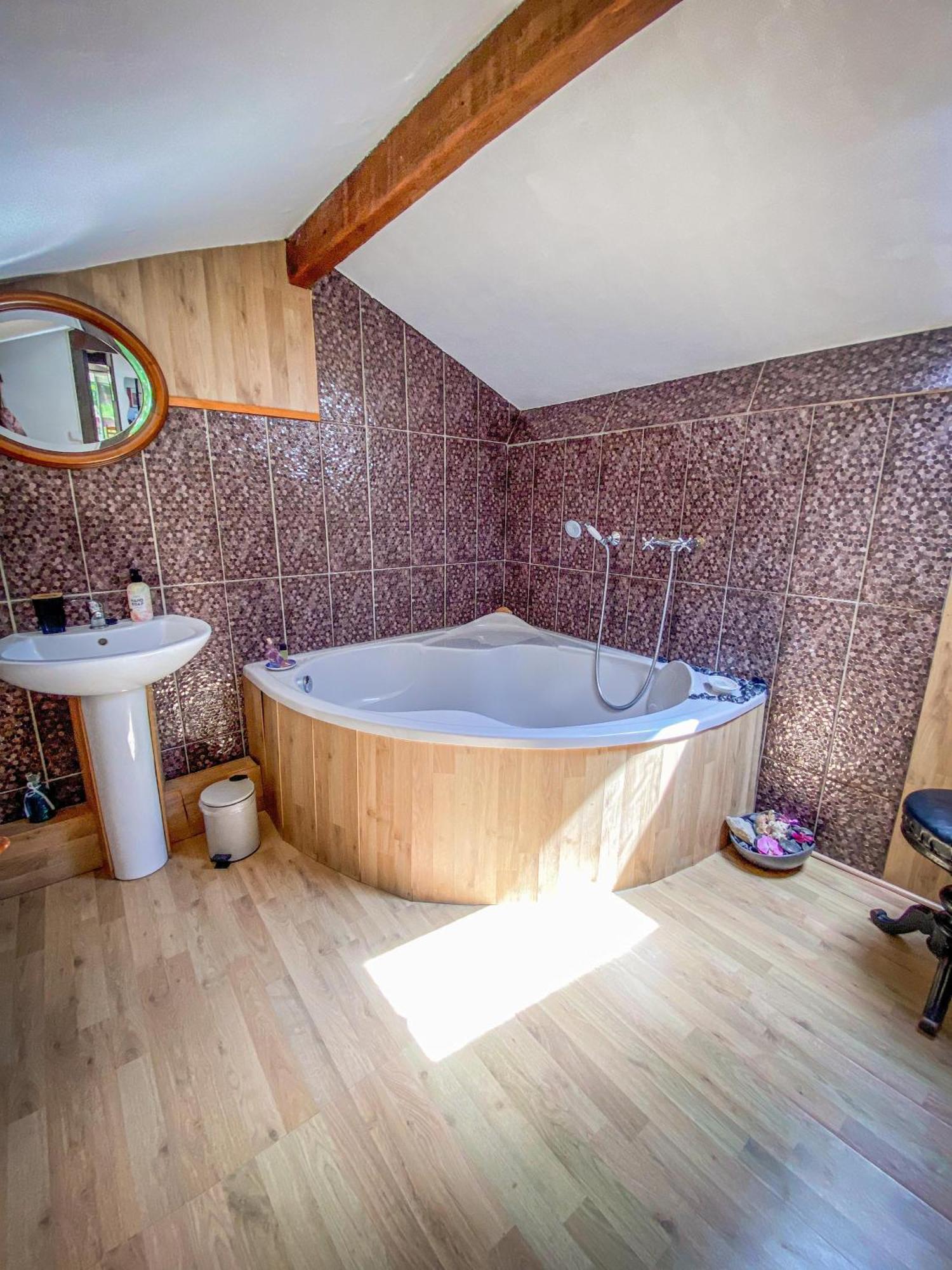 Ryokan Lankana Exideuil-sur-Vienne Exterior photo