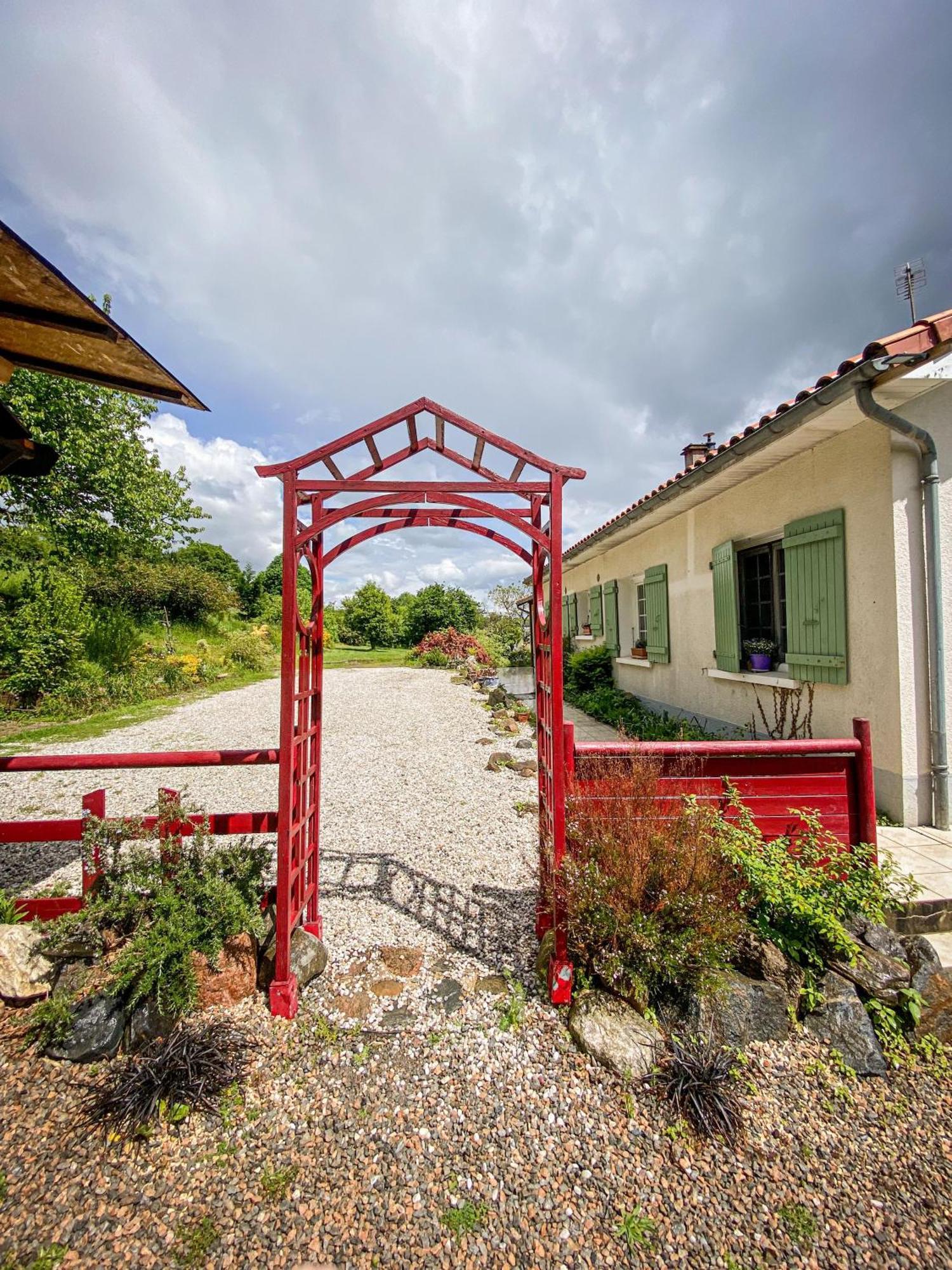 Ryokan Lankana Exideuil-sur-Vienne Exterior photo